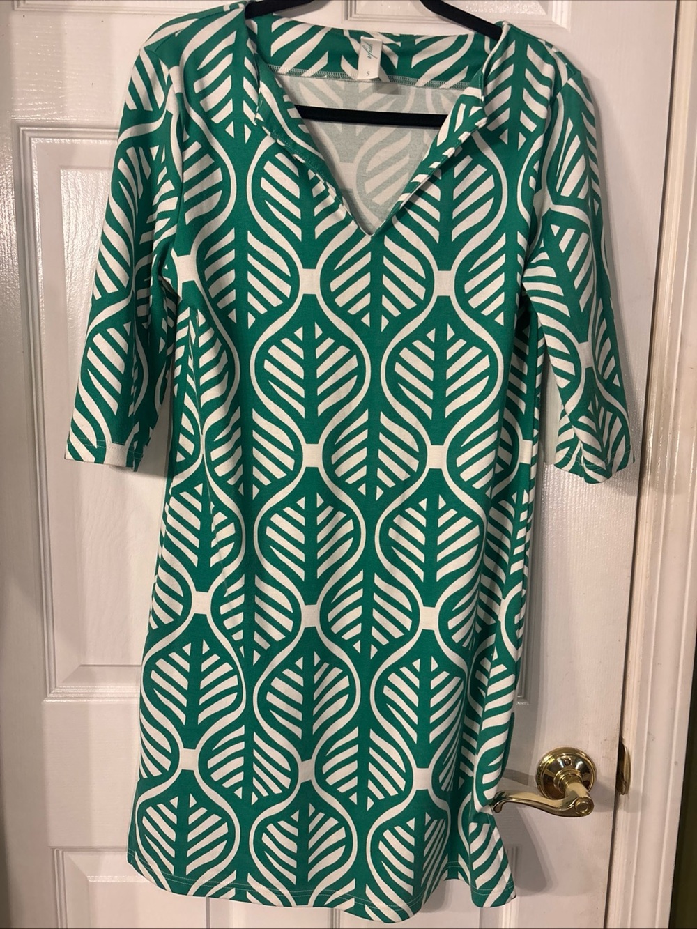 vfish Green and White Geometric Leaf Print Shift Dress